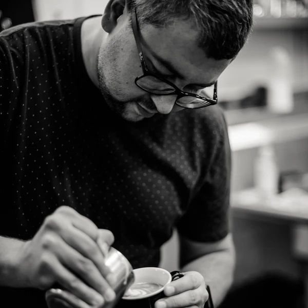 Victor Kuznetsov pouring latte art